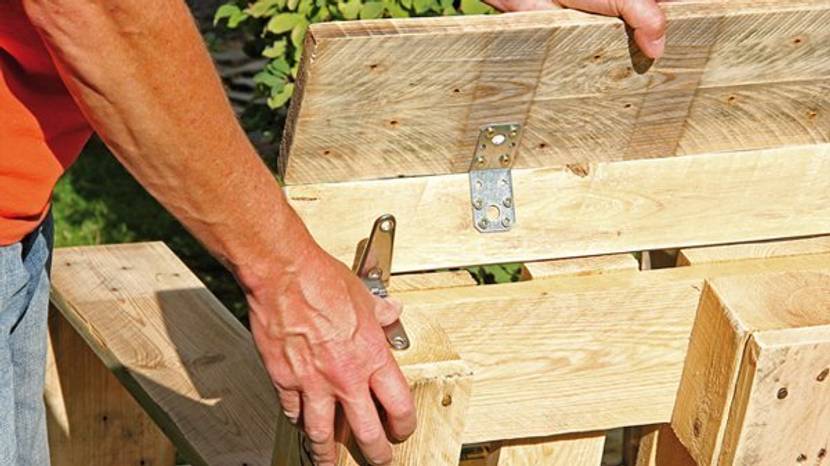 Die Nackenstütze wird befestigt