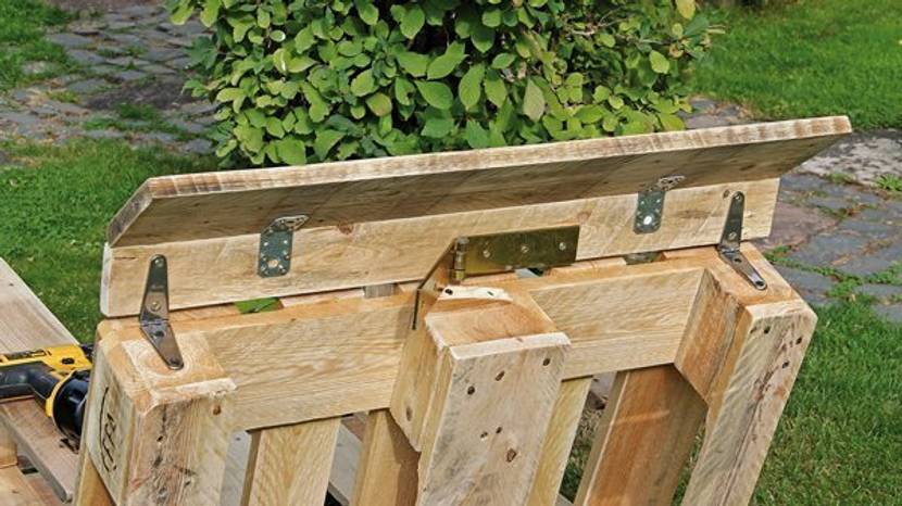Die stufenlose Neigung der Nackenstütze wird durch ein Kistenband bewirkt