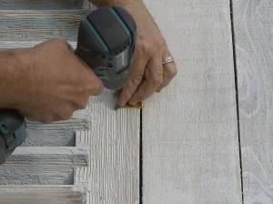 Paravent bauen - Scharniere mit Senkkopfschrauben befestigen
