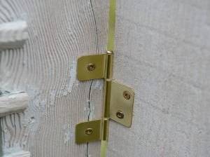 Beim Paravent bauen muss das Scharnier mittig sitzen