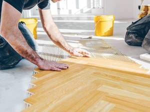 Handwerker verlegen Fischgrat Parkett