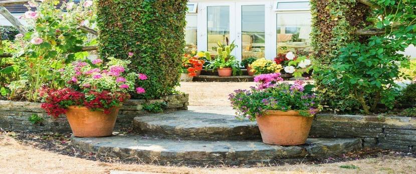 Pflanzkübel im Eingang zum Garten