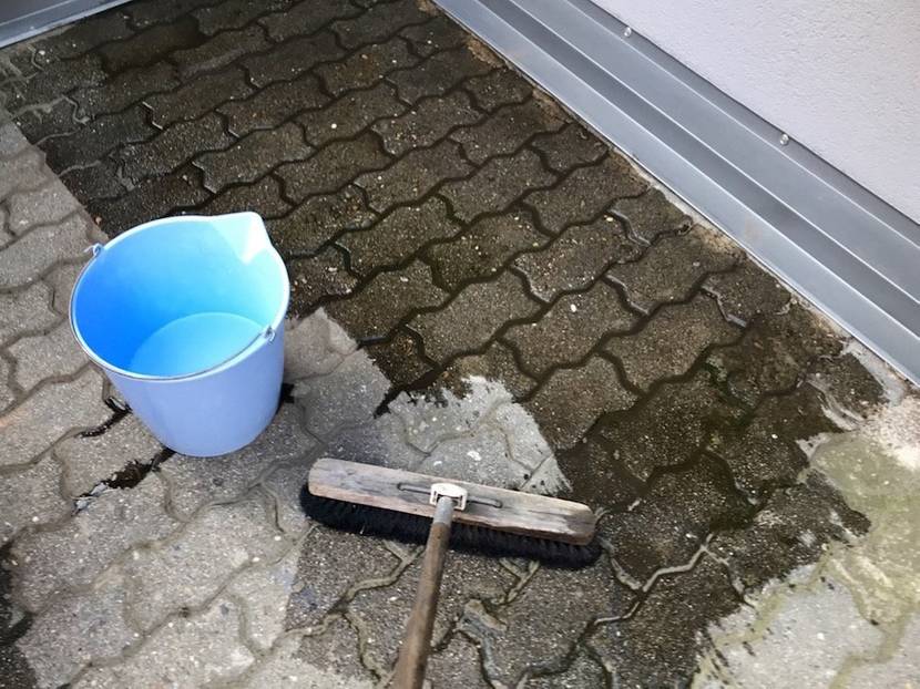 Mit dem Sodawasser gründlich schrubben