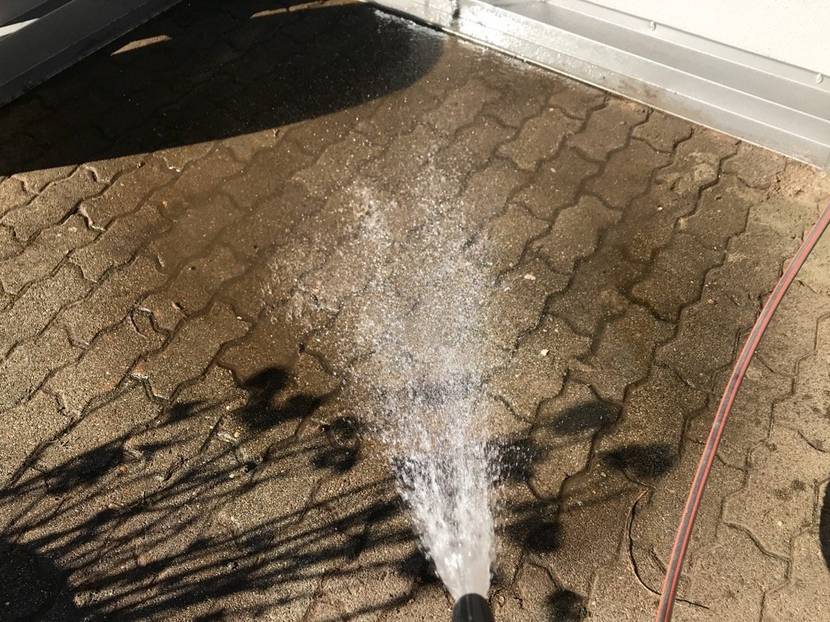 Sodawasser mit Gartenschlauch oder Gießkanne entfernen.