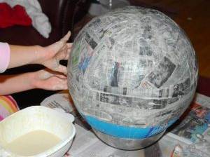 Ballon mit Pappmaschee umhüllt