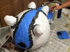 Piñata mit Acryl- Farben bemahlen