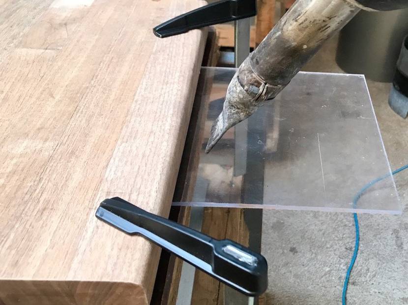 Plexiglas in 5 – 10 cm Abstand mit dem Heißluftgerät erhitzen.