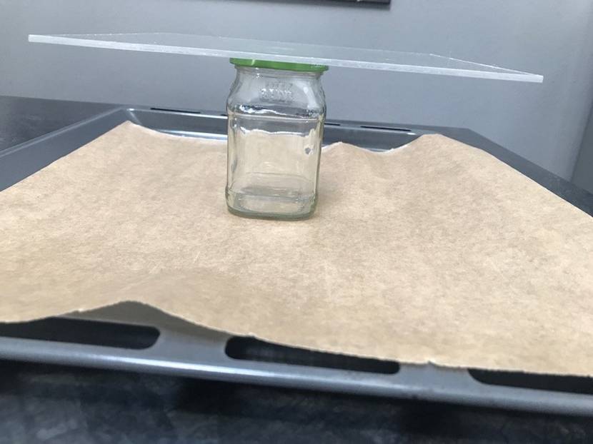 Plexiglas auf das Glas legen und im Ofen erhitzen.