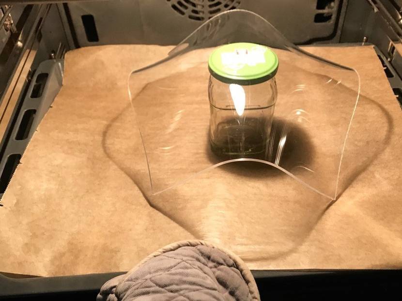 Plexiglas auf das Glas legen und im Ofen erhitzen.