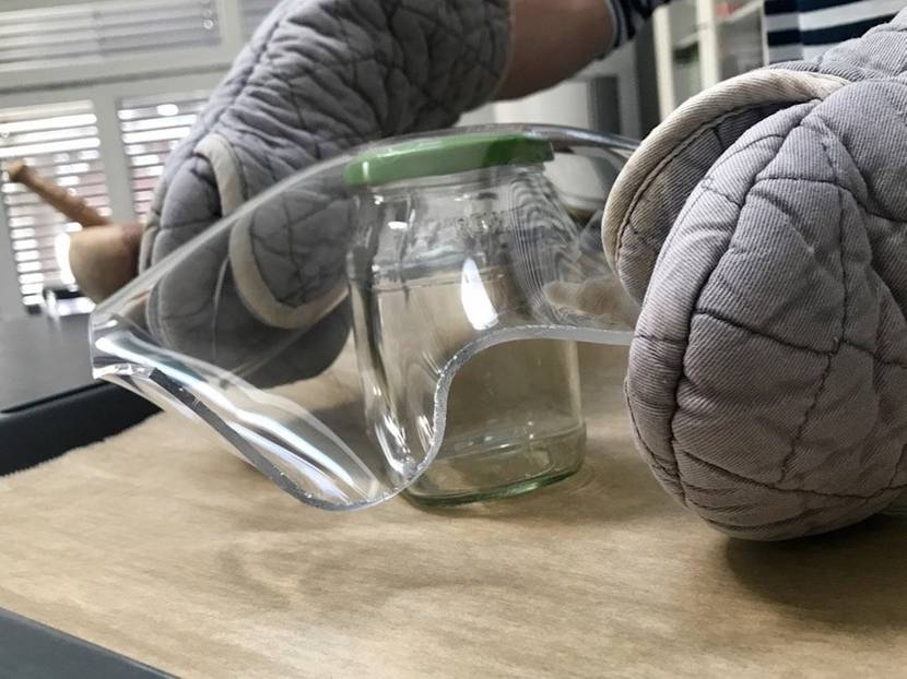 Die Ränder der Schale mit den Ofenhandschuhen formen solange das Material heiß ist.