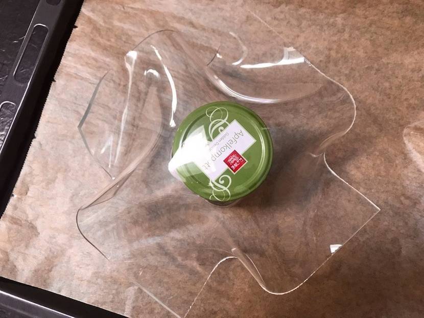 Zum Auskühlen Plexiglas auf der Form liegen lassen.