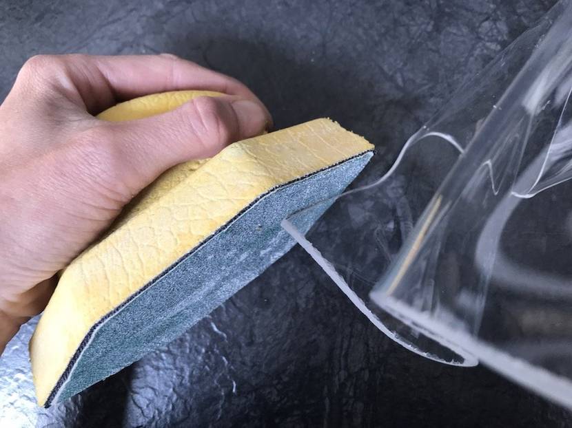 Ränder der Plexiglasschale mit Feile und Schleifpapier glätten.