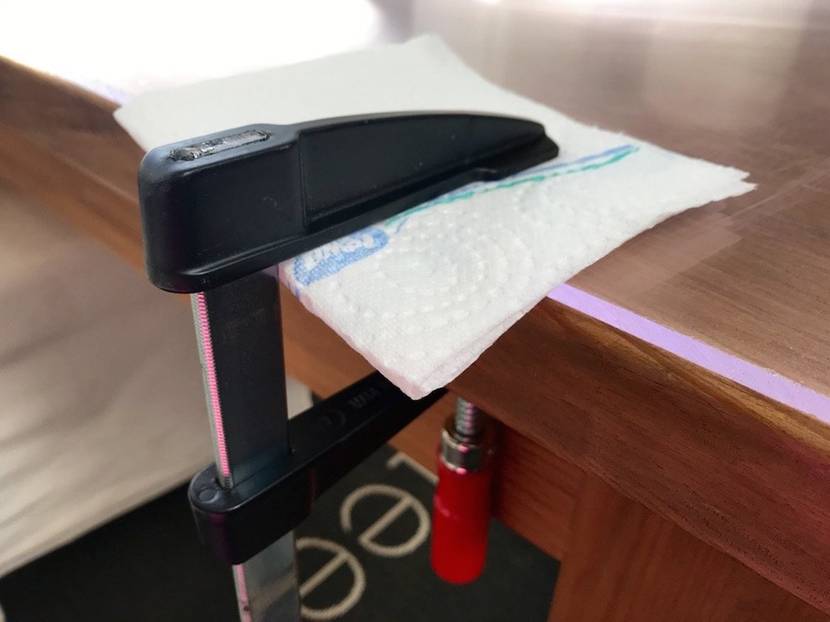 Acrylglasplatte vor dem Verrutschen sichern.
