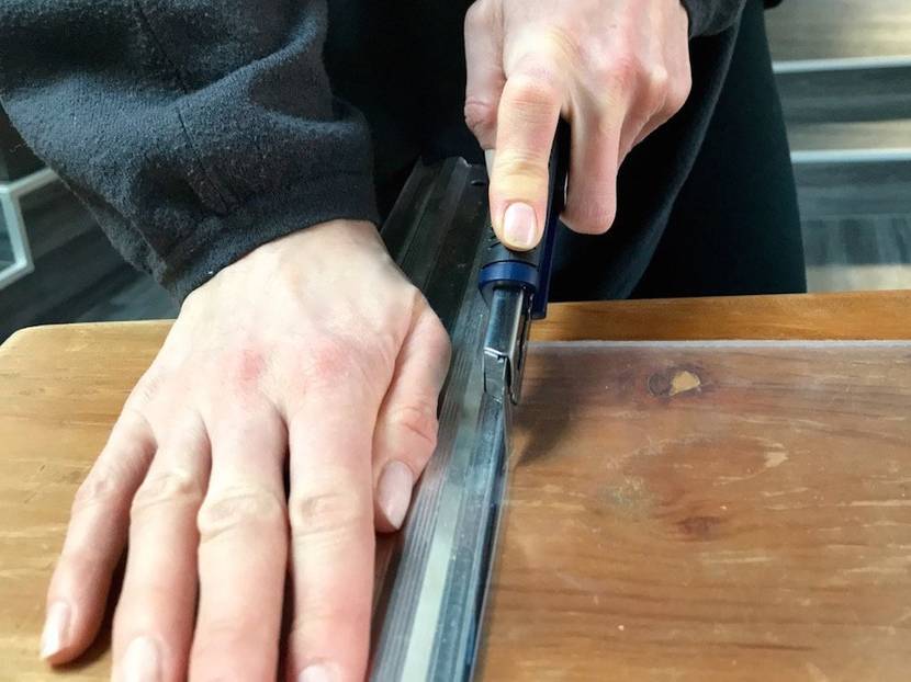 Mit dem Cutter und einer Schiene Bruchlinie einschneiden.