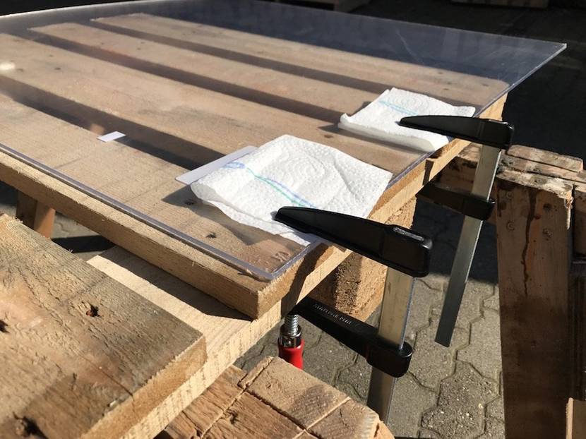 Plexiglasplatte gut fixieren und dabei nicht beschädigen.