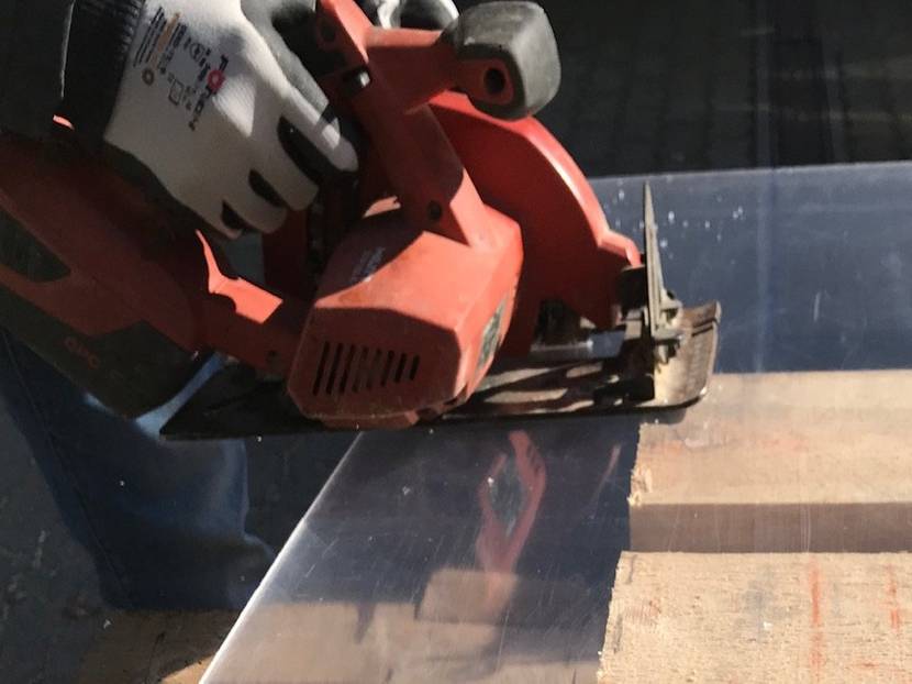 Mit eingeschalteter Säge am Plexiglas ansetzen.