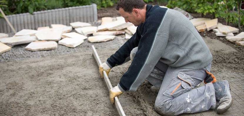 polgonalplatten werden verlegt.