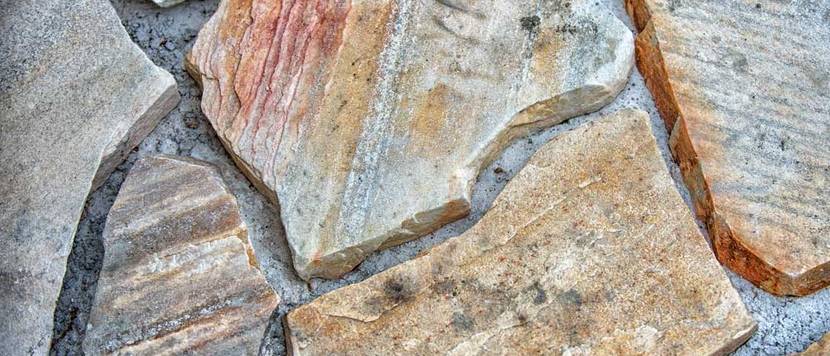 Polygonalplatten mit offenen Fugen