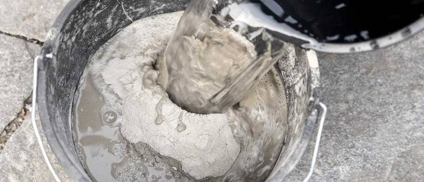 Fugenmörtel wird für Polygonalplatten verlegen angemischt