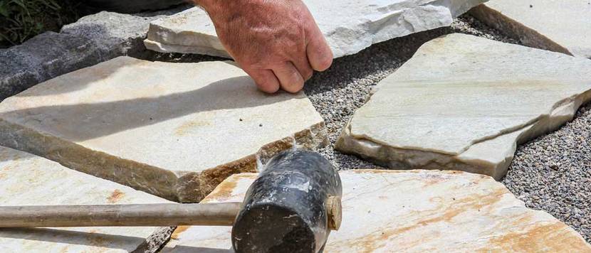 polygonalplatten verlegen mit gummihammer