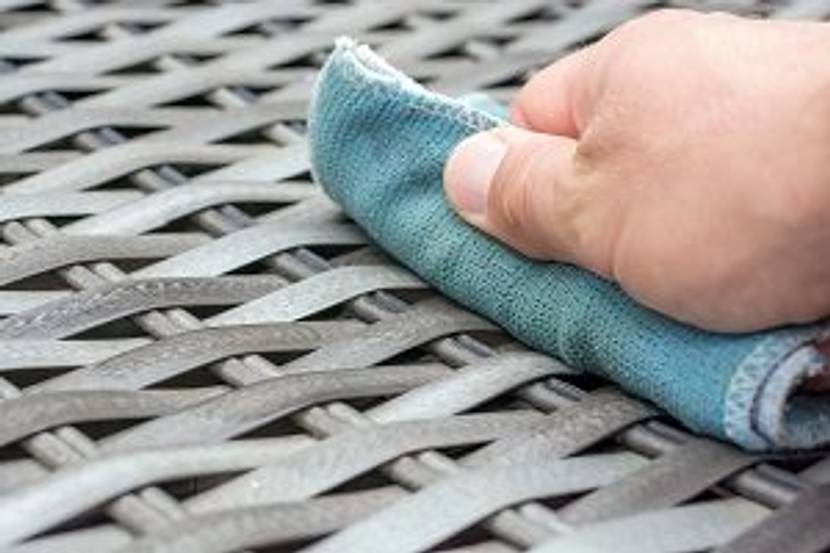 polyrattan wird mit lappen geputzt