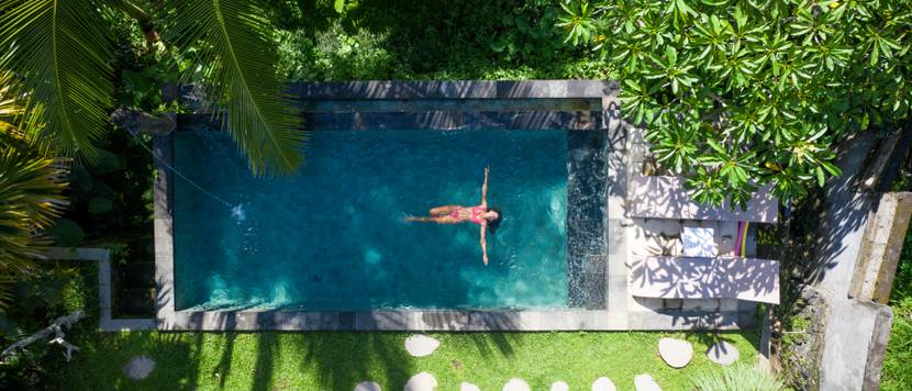Pool im Garten: Frau entspannt in ihrem Gartenpool
