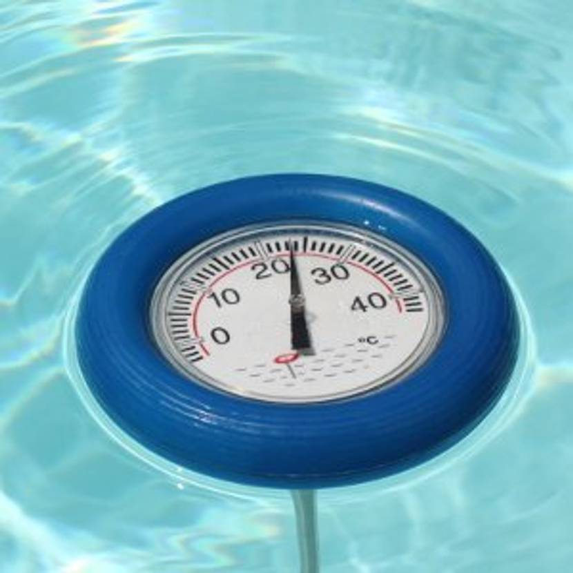Schwimmendes Poolthermometer im Pool.
