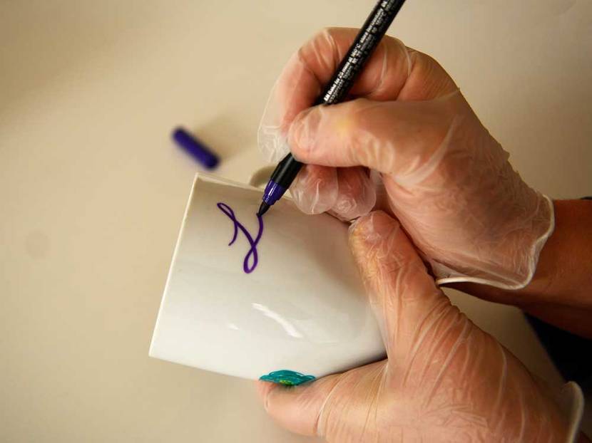 Tasse wird beschriftet