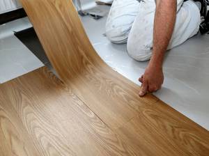 Ein PVC-Boden wird verlegt