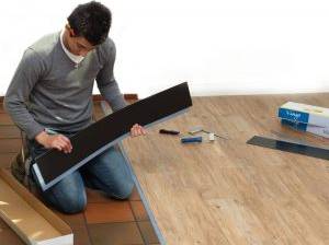 Bei ausreichender Materialstärke lassen sich Planken aus PVC direkt auf die Fliesen legen.