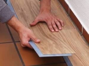 Die erste Reihe an der Wand muss ggf. mit dem Untergrund verklebt werden, die weiteren Planken kleben untereinander.