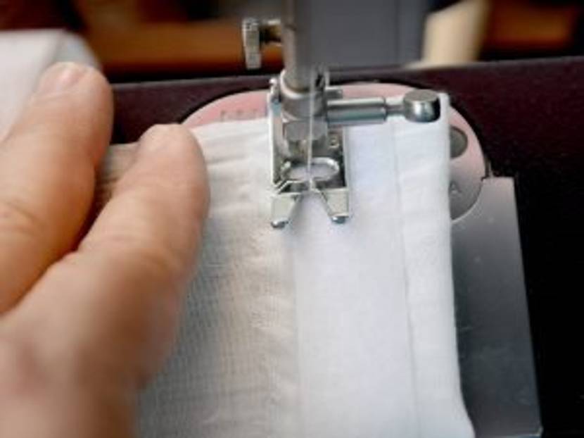 Umsäumen und Klettband aufnähen