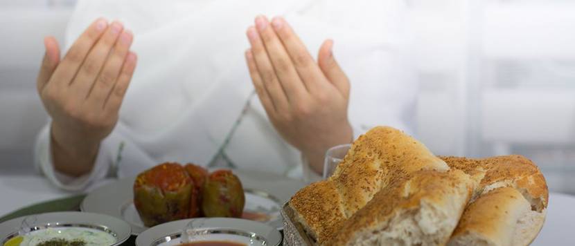 betende frau und essen an ramadan