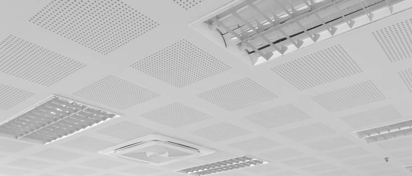 Weiße Lochdecke für optimalen Raumklang