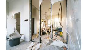 Ein Haus, in dem renoviert wird, mit offenen Wänden und Handwerker-Ausrüstung.