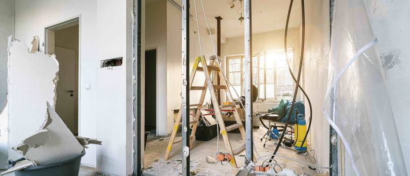 Ein Haus, in dem renoviert wird, mit offenen Wänden und Handwerker-Ausrüstung.