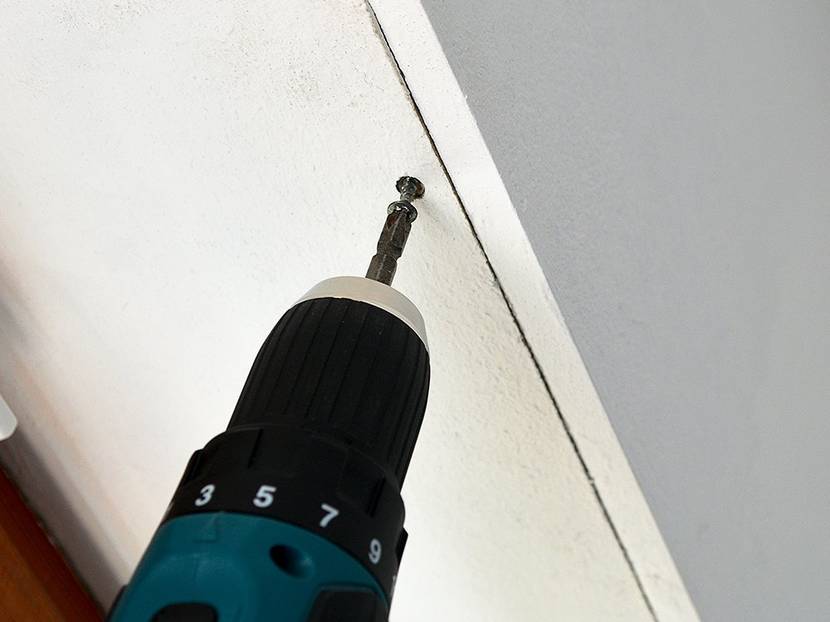 Nach der fertigen Reparatur den Rollladenkasten zuschrauben und eventuelle Macken überstreichen.