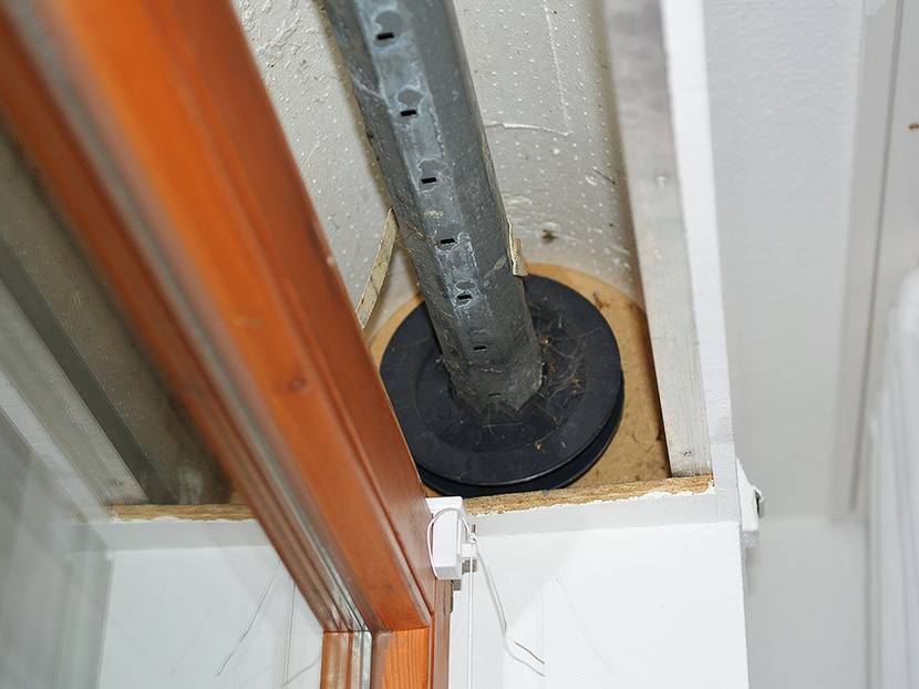 Wenn der Rollladen ganz unten ist und Verbindung zu den Lamellen gelöst, liegt die Welle frei.