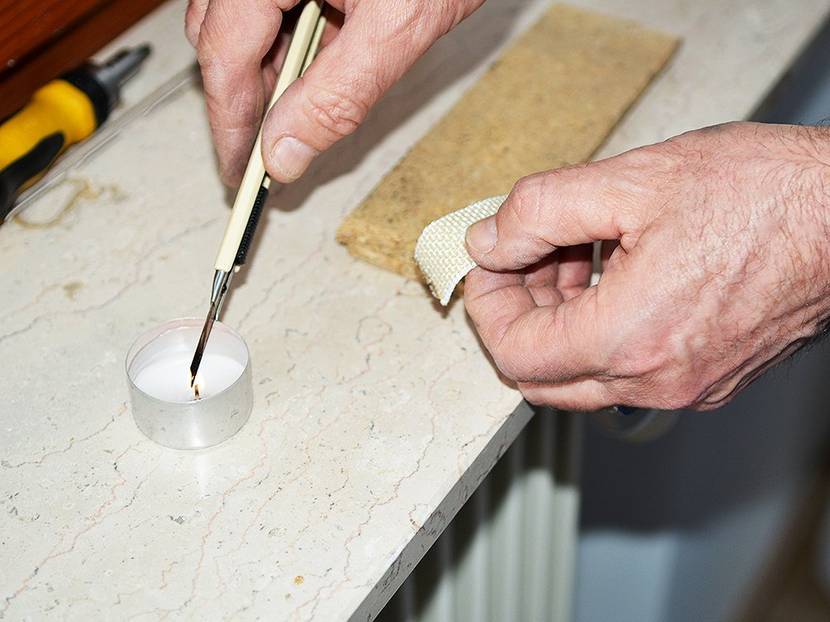 Die Cutterklinge kann über einer Kerze erhitzt werden, damit der Schnitt nicht ausfransen kann.