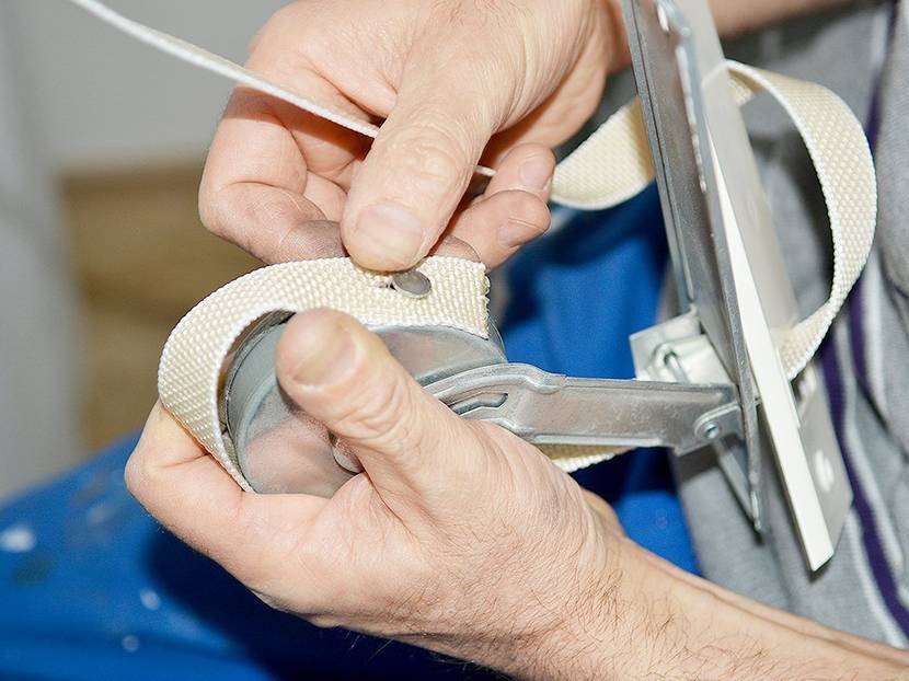 Auch beim Durchführen des Rollogurts und befestigen auf der Rolle, bleibt diese fixiert.