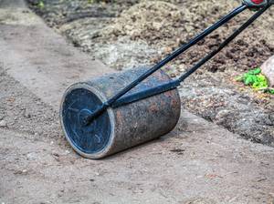 Boden wird mit Walze geplättet
