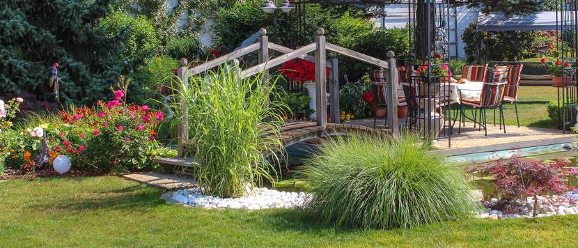 romantischer-garten-wasser-fluss-bruecke