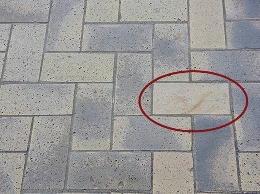 Ein unschöner Rostfleck hat sich unbemerkt auf einem Stein gebildet.