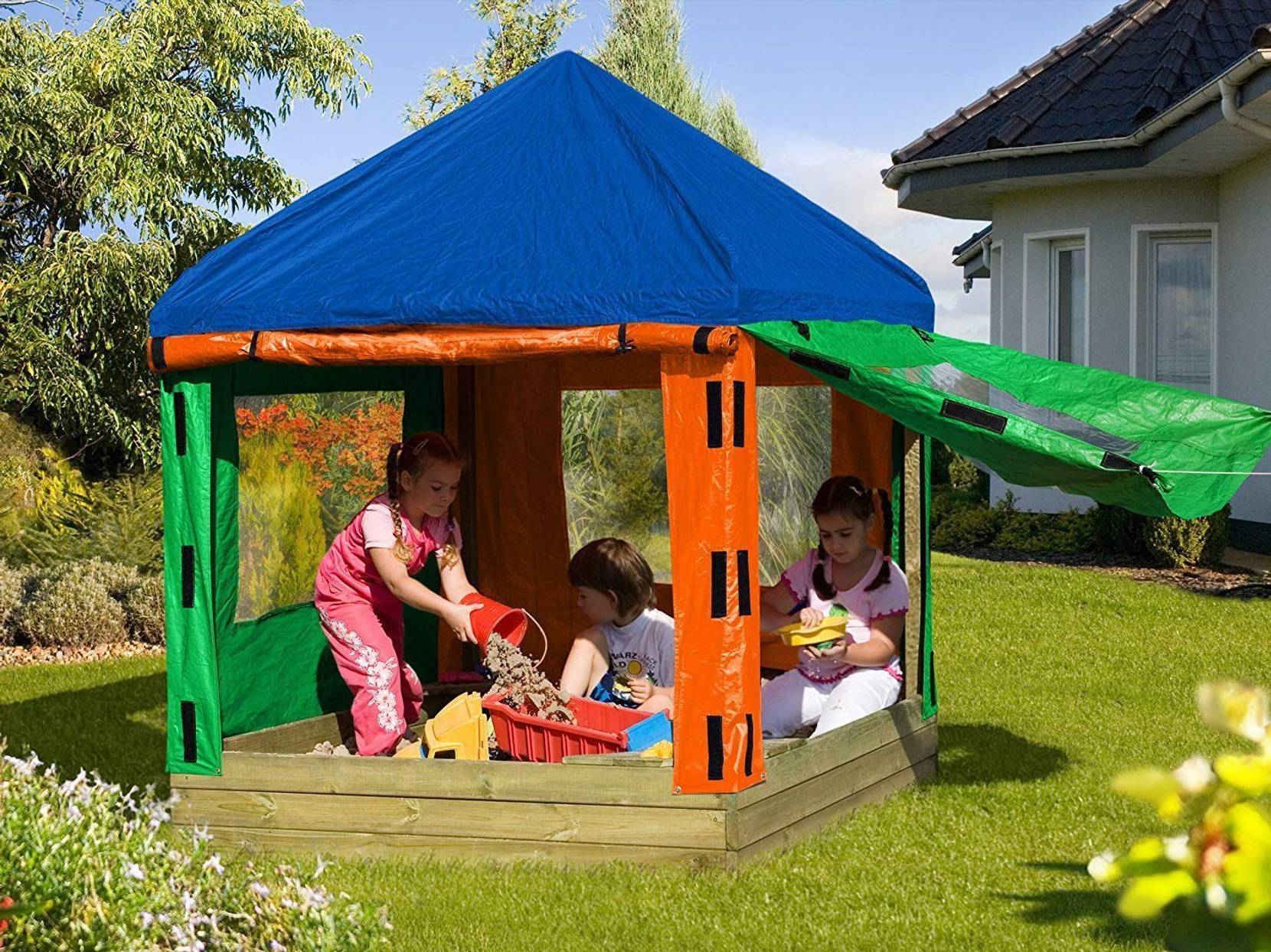 sandkasten aus holz mit dach