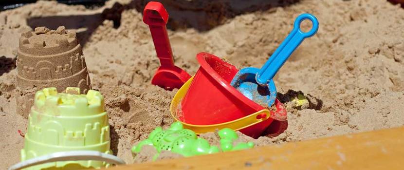 Spielzeug im Sandkasten