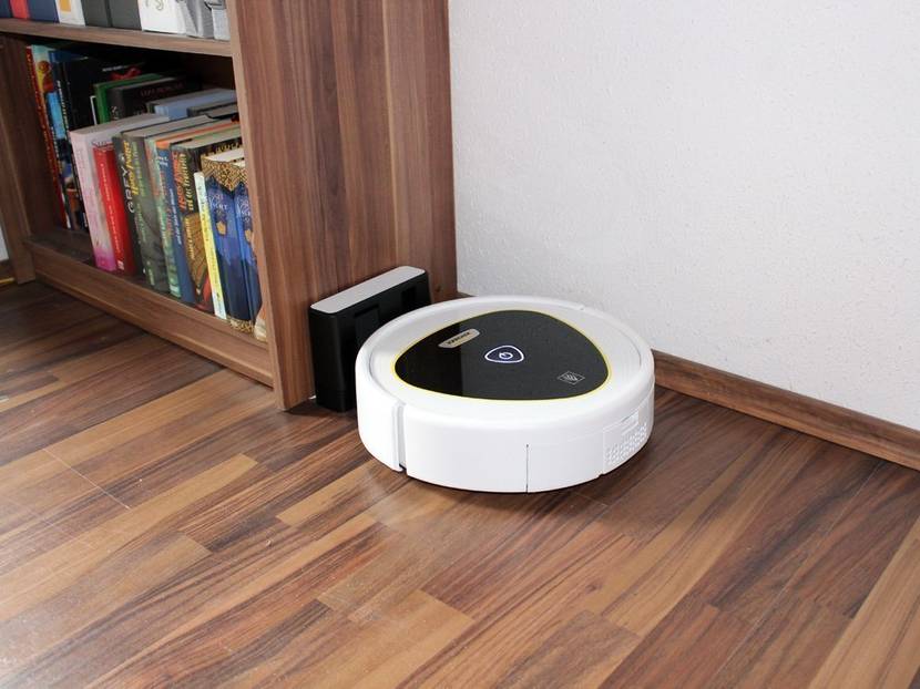 Hingegen der Beschreibung, findet der RoboCleaner auch in einer Ecke sein Zuhause.