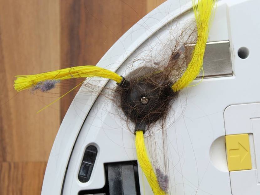 Seitenbürsten wickeln Haare auf und werden verformt.