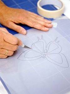Schablone mit Cutter ausschneiden