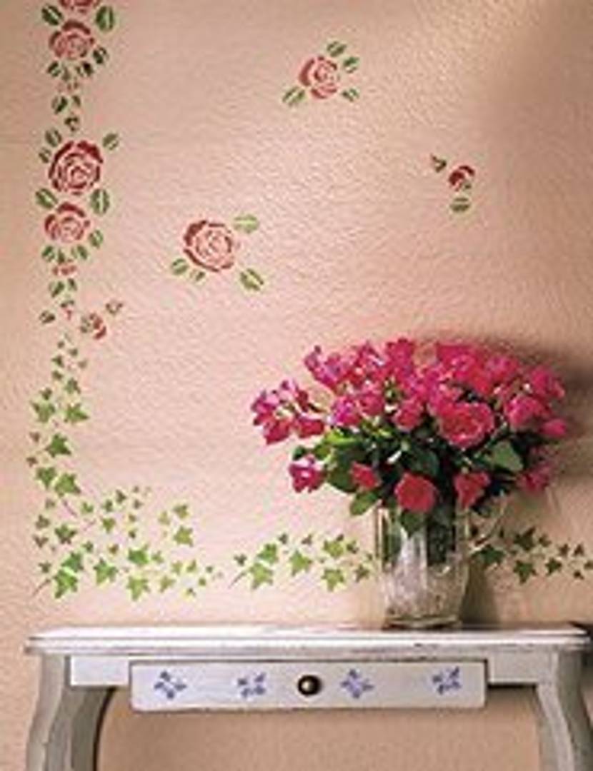 Muster mit Wandschablonen auf die Wand