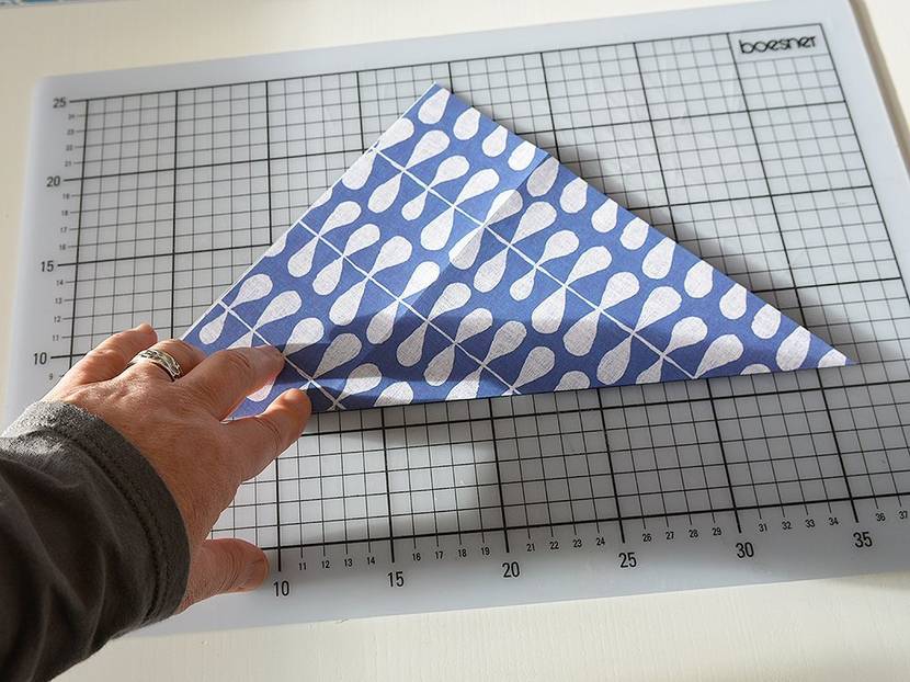 Die beiden Diagonalen des Papierbogens falten.